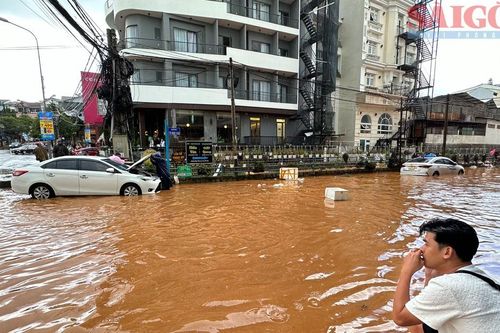 Đà Lạt lại ngập nhiều khu vực sau trận mưa lớn