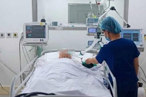 Một phụ nữ bị sốc nhiễm khuẩn sau khi ăn bánh tẻ