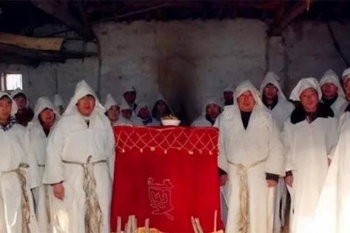 Tại sao người ta phải đốt quần áo của người đã chết?