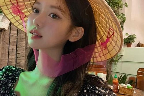 Đội nón lá Việt Nam, gái xinh Hàn Quốc được khen hết lời