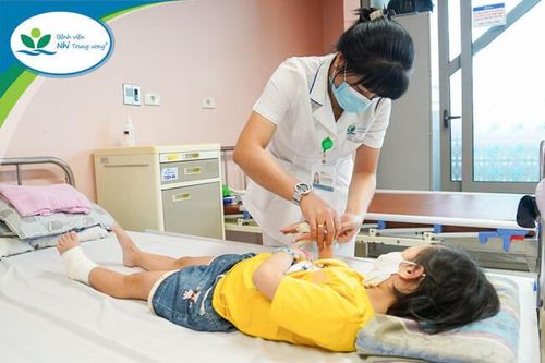 Nhiều trẻ nhiễm trùng, hoại tử gót chân do nan hoa xe đạp