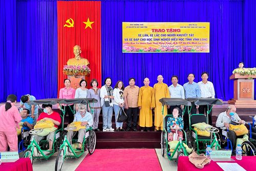 Vĩnh Long trao tặng quà cho học sinh khó khăn và người khuyết tật