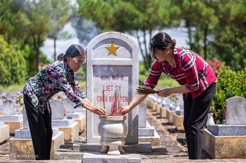 Trong nghĩa trang liệt sĩ