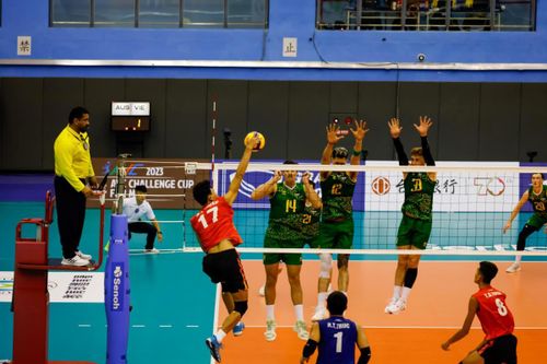 Tạo cơn 'địa chấn' trước chủ nhà, Đội tuyển bóng chuyền nam Việt Nam vào bán kết AVC Challenge Cup 2023