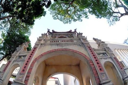 Tại sao lại có cổng Tam quan cổ kính nằm giữa Nhà hát Hồ Gươm và tòa nhà Bộ Công an?