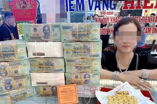Thực hư một phụ nữ trúng số độc đắc 9 tỷ đồng, rạng rỡ mua vàng bên 'đống tiền'