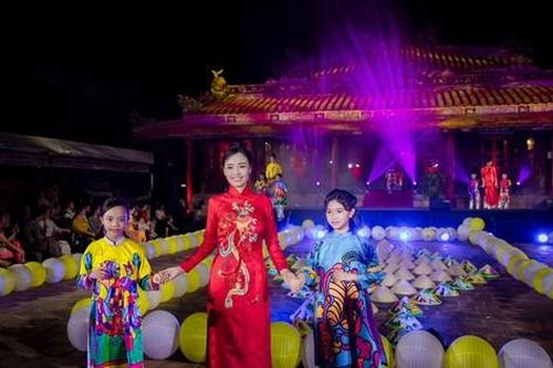 Muôn sắc áo dài truyền thống lộng lẫy giữa di sản Huế