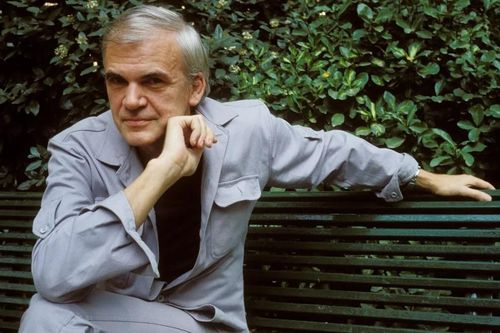 'Người khổng lồ văn học ẩn dật' Milan Kundera qua đời