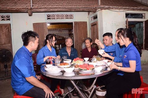 'Bữa cơm nghĩa tình' ấm lòng cựu thanh niên xung phong