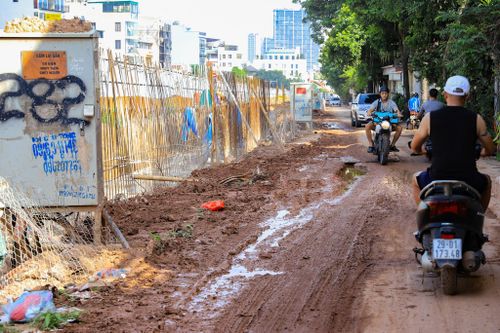 Dự án 800 tỷ đồng chậm tiến độ, người dân sống chung với 'lũ'