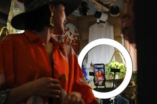 Trên 60% thanh niên Trung Quốc muốn trở thành người có ảnh hưởng, dẫn livestream