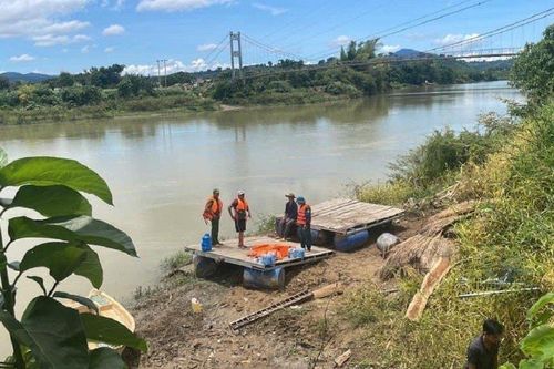 Đã tìm thấy thi thể hai người đàn ông trong vụ lật thuyền chở bắp