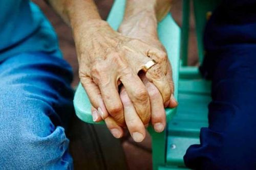 Mẹ mới mất, bố nhất quyết đòi 'đi bước nữa'
