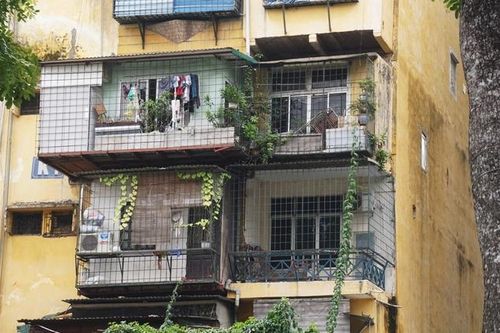 Hiểm họa từ khung sắt 'chuồng cọp' bao quanh nhà
