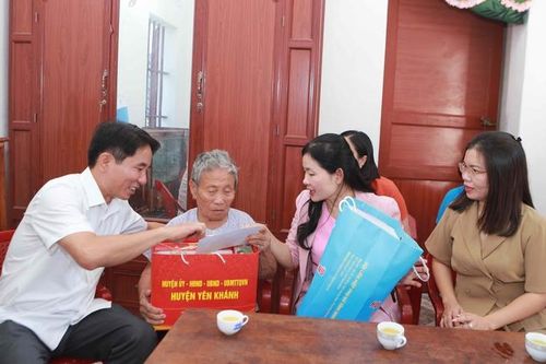 TƯ Hội LHPN Việt Nam thăm, tặng quà gia đình chính sách, người có công tại tỉnh Ninh Bình