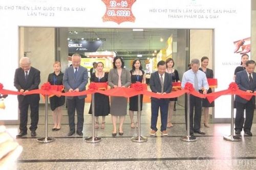 Thứ trưởng Phan Thị Thắng dự Triển lãm quốc tế Da & Giày Việt Nam lần thứ 23