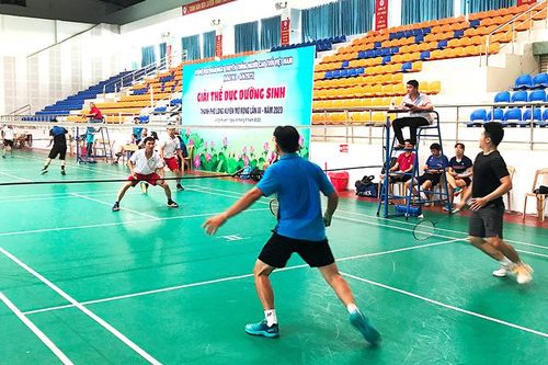 Đánh cầu lông, rèn luyện sức khỏe