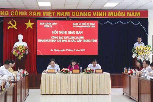 Chú trọng công tác dư luận xã hội