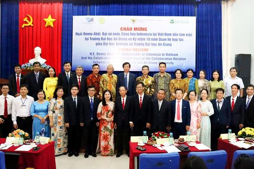Đại sứ Cộng hòa Indonesia tại Việt Nam Denny Abdi và Tổng Lãnh sự Cộng hòa Indonesia đến thăm Trường Đại học An Giang