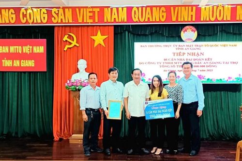 Tiếp nhận kinh phí xây dựng 5 căn nhà 'Đại đoàn kết' do Công ty TNHH MTV Xăng dầu An Giang tài trợ