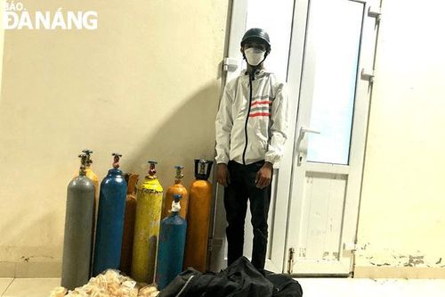 Bắt giữ đối tượng vận chuyển 8 bình khí cười