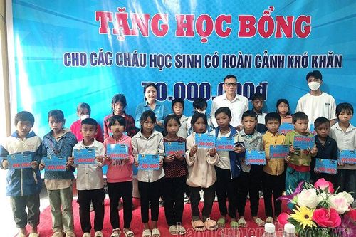 Trao học bổng cho 70 học sinh khó khăn huyện Điện Biên