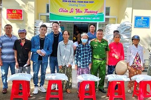 Tặng quà cho người dân có hoàn cảnh khó khăn