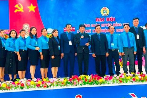 Đồng chí Nguyễn Hữu Tiến tái đắc cử chức Chủ tịch Liên đoàn Lao động huyện Hồng Ngự