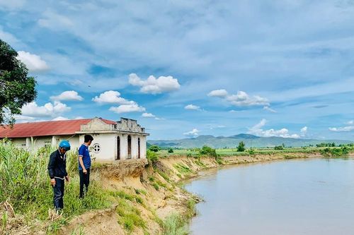 Cấp bách triển khai các phương án phòng-chống sạt lở bờ sông