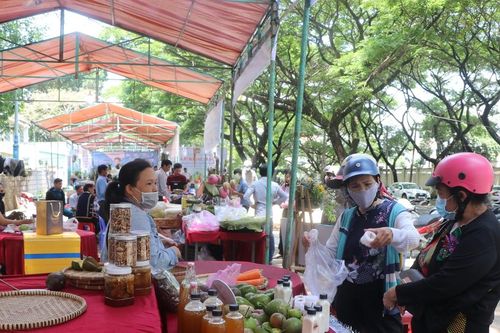 40 gian hàng tham gia phiên chợ nông sản thị xã An Khê