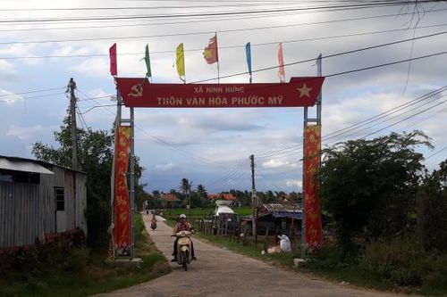 Cờ trang trí cổng chào đã cũ