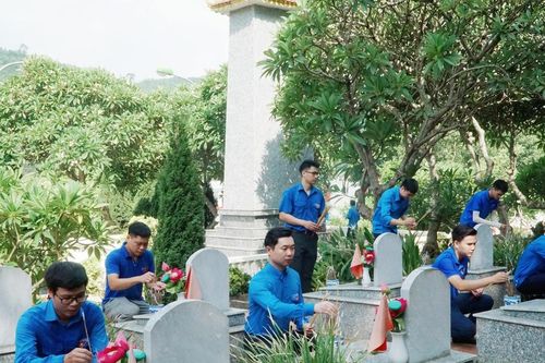Dâng hương, tri ân các anh hùng liệt sĩ và ra quân Chiến dịch Kỳ nghỉ hồng năm 2023