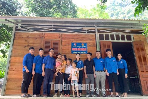 Bàn giao Ngôi nhà Khăn quàng đỏ tại thành phố Tuyên Quang