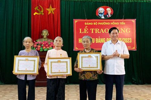 TP. Phổ Yên: Trao tặng Huy hiệu Đảng đợt 19-5 cho đảng viên