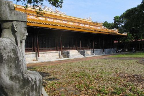 Chê con vua… ngay trước mặt vua