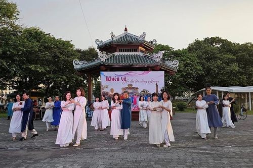 Khiêu vũ với áo dài khép lại Tuần lễ Áo dài cộng đồng Huế 2023