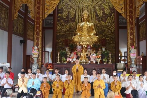 Phật tử đồng bào Khmer chùa Sóc Lớn (H.Lộc Ninh) cúng dường trường hạ