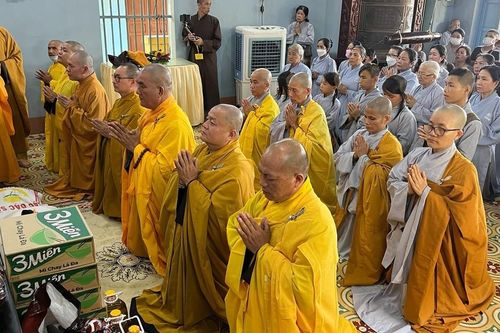 Nhóm học Tăng tu viện Vĩnh Đức (TP.Thủ Đức) cúng dường các trường hạ miền Trung