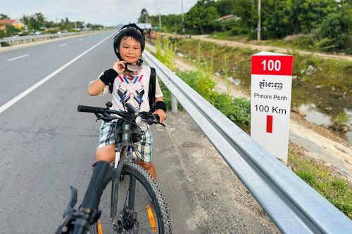 Cậu bé 10 tuổi và hành trình 30 ngày đạp xe qua 4 quốc gia