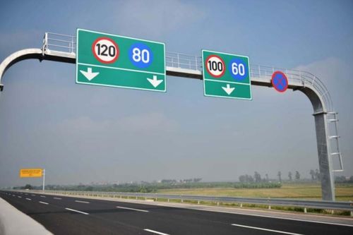 Đi bộ trên đường cao tốc bị phạt thế nào?
