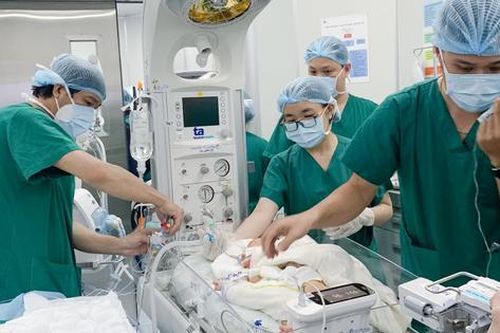 Cứu bé gái 4 ngày tuổi có ruột, gan 'lạc chỗ'