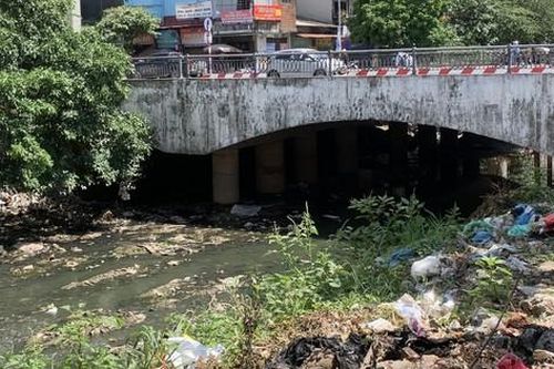 Dự án thoát nước nghìn tỷ chậm tiến độ, đoạn kênh dẫn La Khê ngổn ngang, ô nhiễm nghiêm trọng