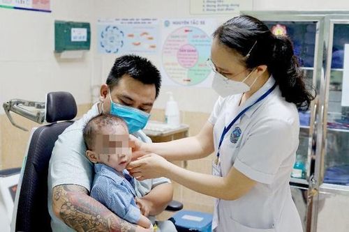 Mảnh thủy tinh cứa khắp mặt bé trai sau cú ngã trượt chân