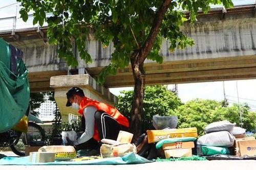'Người vận chuyển' oằn lưng mưu sinh dưới nắng như đổ lửa