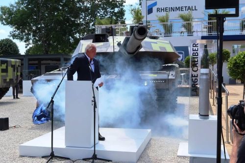 Ukraine sắp có nhà máy chế tạo UAV Bayraktar TB2 và xe tăng KF51 Panther