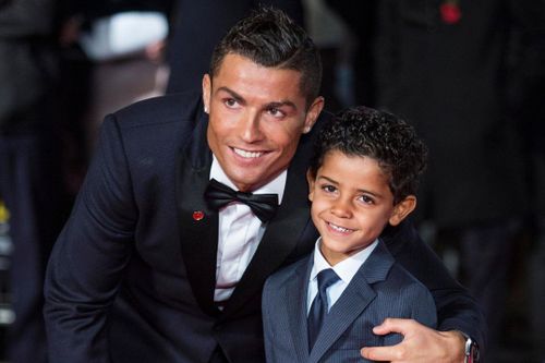 Đồng hồ dát vàng, nạm kim cương của con cái CR7, Nicki Minaj