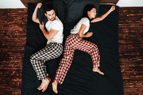 Lý do 1/3 cặp vợ chồng ở Mỹ ngủ riêng giường