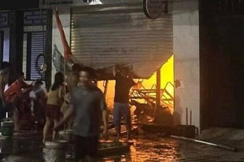 Xe điện bốc cháy khi đang sạc, 2 bà cháu tử vong