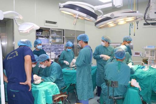 Phụ chồng khoan giếng, người vợ bị máy khoan cuốn lột toàn bộ da đầu