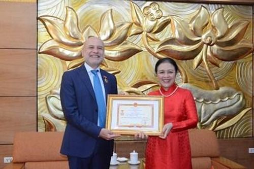 Trao Kỷ niệm chương 'Vì hòa bình, hữu nghị giữa các dân tộc' tặng Đại sứ Italy tại Việt Nam